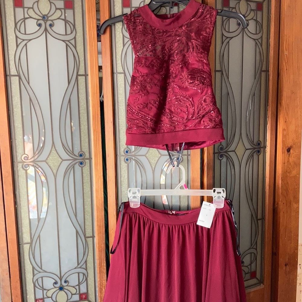 Juniors 2 piece formal set. Wine color. Size 9
